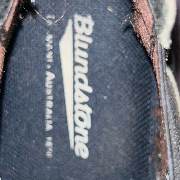 Blundstone work & safety shoes. Very comfy with water resistant material. - Picture 4 of 4